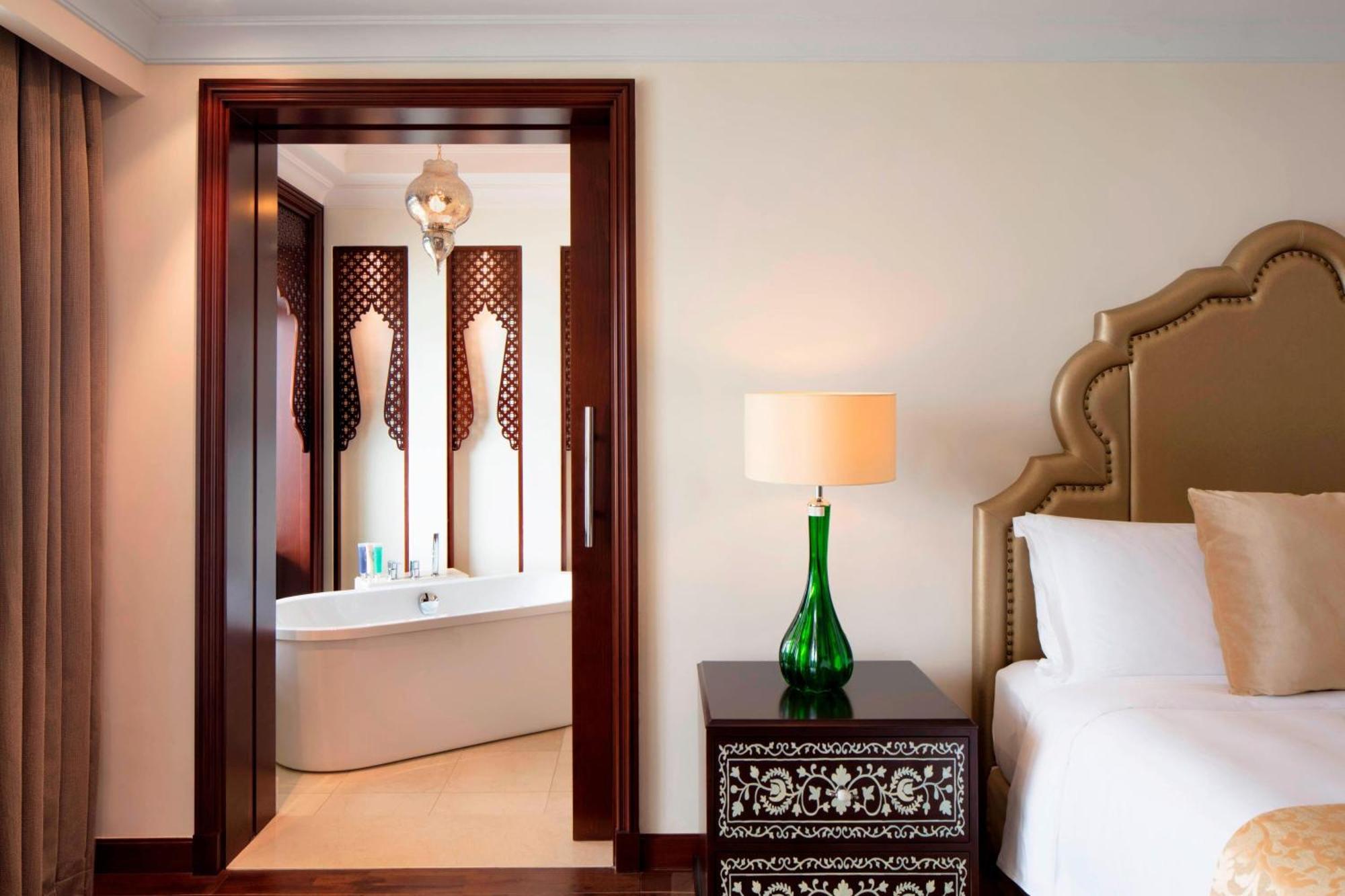 Ajman Saray, A Luxury Collection Resort, Аджман Екстер'єр фото A bedroom at the Taj Mahal Palace